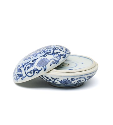 Lot 125 - A CHINESE HATCHER CARGO BLUE AND WHITE BOX, COVER AND LINER, MID 17TH CENTURY