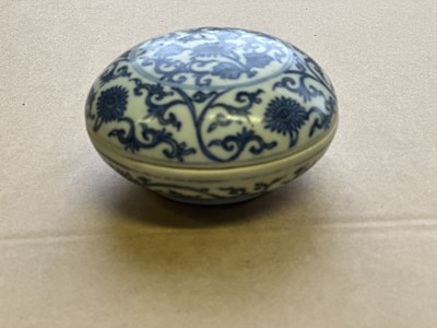 Lot 10 - A CHINESE HATCHER CARGO BLUE AND WHITE BOX, COVER AND LINER, MID 17TH CENTURY