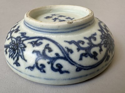 Lot 10 - A CHINESE HATCHER CARGO BLUE AND WHITE BOX, COVER AND LINER, MID 17TH CENTURY