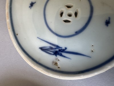 Lot 10 - A CHINESE HATCHER CARGO BLUE AND WHITE BOX, COVER AND LINER, MID 17TH CENTURY