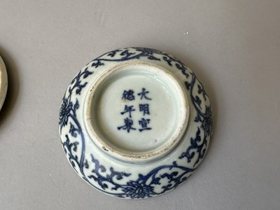 Lot 10 - A CHINESE HATCHER CARGO BLUE AND WHITE BOX, COVER AND LINER, MID 17TH CENTURY