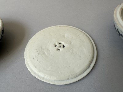 Lot 10 - A CHINESE HATCHER CARGO BLUE AND WHITE BOX, COVER AND LINER, MID 17TH CENTURY