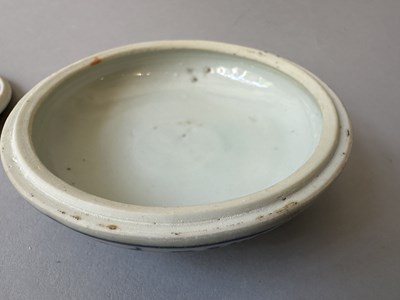 Lot 10 - A CHINESE HATCHER CARGO BLUE AND WHITE BOX, COVER AND LINER, MID 17TH CENTURY