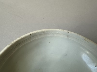 Lot 10 - A CHINESE HATCHER CARGO BLUE AND WHITE BOX, COVER AND LINER, MID 17TH CENTURY