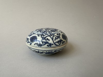 Lot 10 - A CHINESE HATCHER CARGO BLUE AND WHITE BOX, COVER AND LINER, MID 17TH CENTURY
