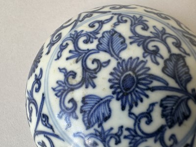 Lot 10 - A CHINESE HATCHER CARGO BLUE AND WHITE BOX, COVER AND LINER, MID 17TH CENTURY