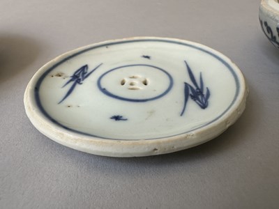 Lot 10 - A CHINESE HATCHER CARGO BLUE AND WHITE BOX, COVER AND LINER, MID 17TH CENTURY