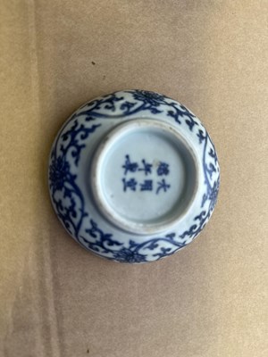 Lot 10 - A CHINESE HATCHER CARGO BLUE AND WHITE BOX, COVER AND LINER, MID 17TH CENTURY