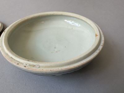 Lot 10 - A CHINESE HATCHER CARGO BLUE AND WHITE BOX, COVER AND LINER, MID 17TH CENTURY