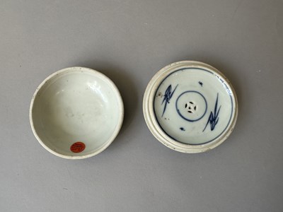 Lot 10 - A CHINESE HATCHER CARGO BLUE AND WHITE BOX, COVER AND LINER, MID 17TH CENTURY