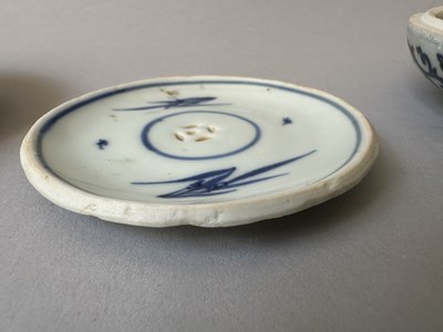 Lot 10 - A CHINESE HATCHER CARGO BLUE AND WHITE BOX, COVER AND LINER, MID 17TH CENTURY