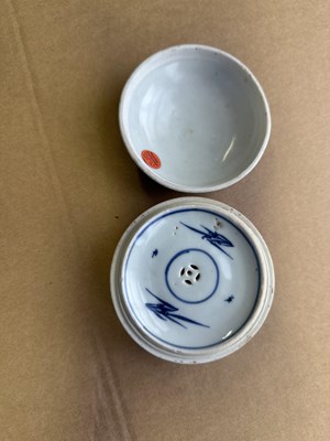 Lot 10 - A CHINESE HATCHER CARGO BLUE AND WHITE BOX, COVER AND LINER, MID 17TH CENTURY