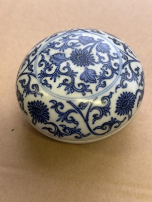 Lot 10 - A CHINESE HATCHER CARGO BLUE AND WHITE BOX, COVER AND LINER, MID 17TH CENTURY