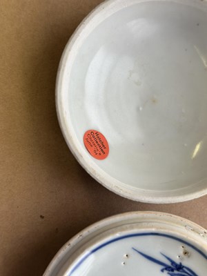 Lot 10 - A CHINESE HATCHER CARGO BLUE AND WHITE BOX, COVER AND LINER, MID 17TH CENTURY