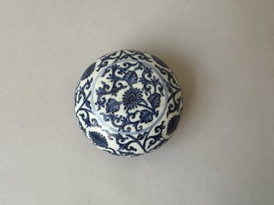 Lot 10 - A CHINESE HATCHER CARGO BLUE AND WHITE BOX, COVER AND LINER, MID 17TH CENTURY