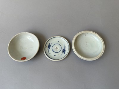 Lot 10 - A CHINESE HATCHER CARGO BLUE AND WHITE BOX, COVER AND LINER, MID 17TH CENTURY