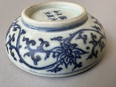 Lot 10 - A CHINESE HATCHER CARGO BLUE AND WHITE BOX, COVER AND LINER, MID 17TH CENTURY