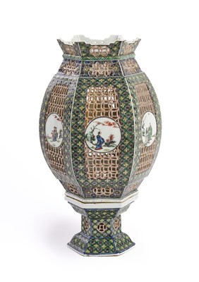 Lot 50 - A CHINESE FAMILLE-VERTE LANTERN AND STAND, QING DYNASTY, 19TH CENTURY