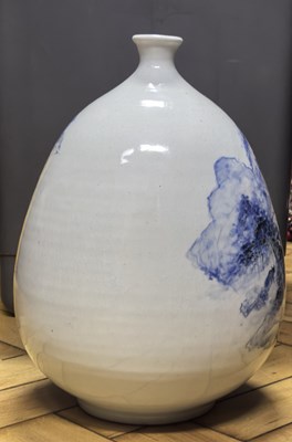 Lot 75 - A JAPANESE BLUE AND WHITE PORCELAIN BOTTLE VASE, LATER 19TH CENTURY