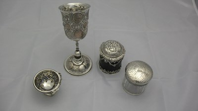 Lot 72 - A VICTORIAN SILVER AND TORTOISESHELL BOX