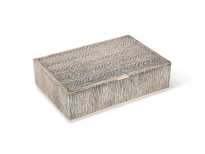 Lot 180 - GERALD BENNEY (1930-2008): A SILVER AND GOLD-MOUNTED BOX, ADRIAN GERALD BENNEY, LONDON, 1972