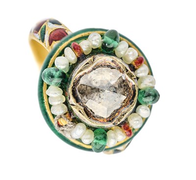 Lot 146 - AN ENAMELLED GOLD DIAMOND SET RING, NORTHERN INDIA, 20TH CENTURY
