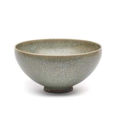 Lot 41 - A CHINESE LARGE CRACKLE-GLAZED BOWL, MING DYNASTY OR LATER