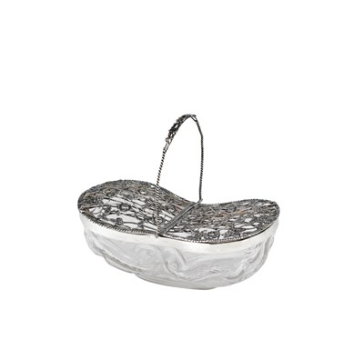 Lot 89 - AN EDWARDIAN SILVER-MOUNTED GLASS POT POURRI BASKET