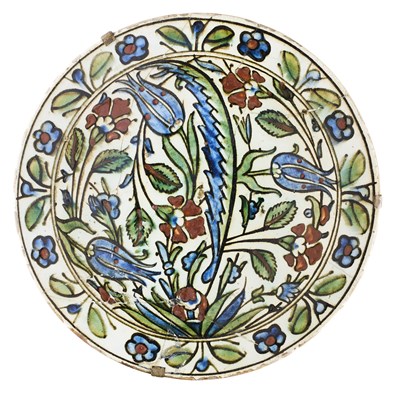 Lot 119 - AN IZNIK DISH, OTTOMAN ANATOLIA, 17TH CENTURY