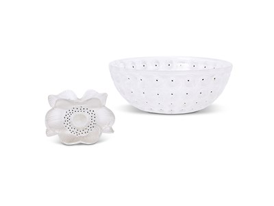 Lot 88 - A LALIQUE 'NEMOURS' BOWL AND AN 'ANEMONE' CANDLE HOLDER, LATER 20TH CENTURY