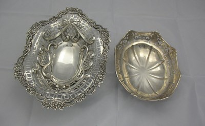 Lot 98 - A VICTORIAN SILVER SWEETMEAT DISH