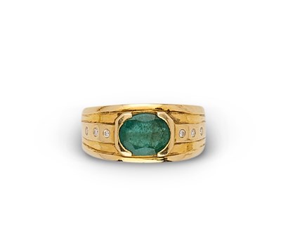 Lot 404 - EMERALD AND DIAMOND RING