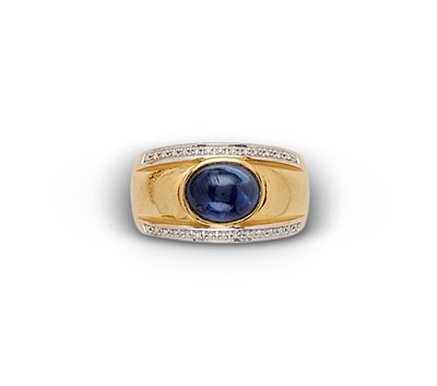 Lot 403 - SAPPHIRE AND DIAMOND RING