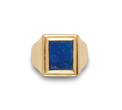 Lot 425 - LAPIS LAZULI SIGNET RING