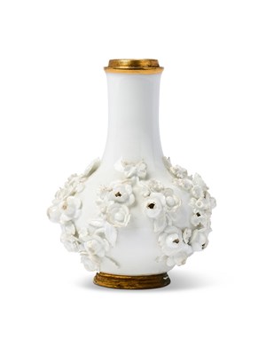 Lot 14 - A MEISSEN WHITE PORCELAIN FLOWER-ENCRUSTED VASE, CIRCA 1735-38