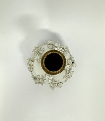 Lot 3 - A MEISSEN WHITE PORCELAIN FLOWER-ENCRUSTED VASE, CIRCA 1735-38