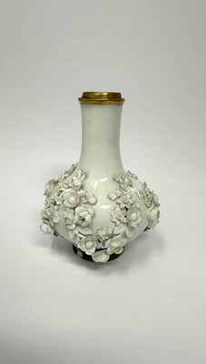 Lot 3 - A MEISSEN WHITE PORCELAIN FLOWER-ENCRUSTED VASE, CIRCA 1735-38