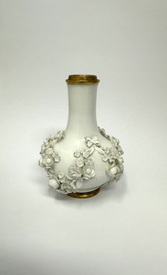Lot 3 - A MEISSEN WHITE PORCELAIN FLOWER-ENCRUSTED VASE, CIRCA 1735-38