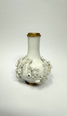 Lot 3 - A MEISSEN WHITE PORCELAIN FLOWER-ENCRUSTED VASE, CIRCA 1735-38