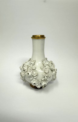 Lot 3 - A MEISSEN WHITE PORCELAIN FLOWER-ENCRUSTED VASE, CIRCA 1735-38