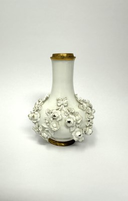 Lot 3 - A MEISSEN WHITE PORCELAIN FLOWER-ENCRUSTED VASE, CIRCA 1735-38