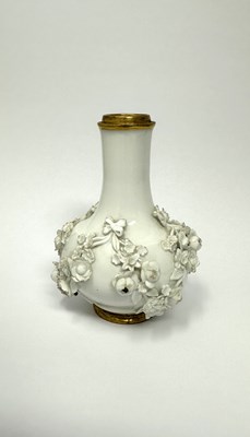 Lot 3 - A MEISSEN WHITE PORCELAIN FLOWER-ENCRUSTED VASE, CIRCA 1735-38