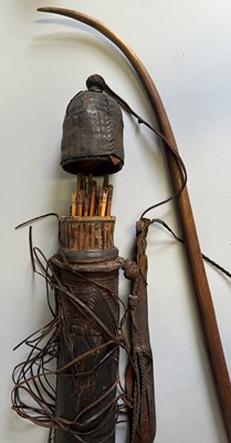 Lot 202 - AN AFRICAN BOW, QUIVER AND ARROWS, LATE 19TH/20TH CENTURY