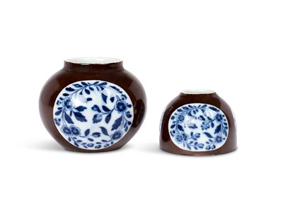 Lot 15 - TWO MEISSEN PORCELAIN KAPUZINER-BRAUN-GROUND SMALL VASES, CIRCA 1735