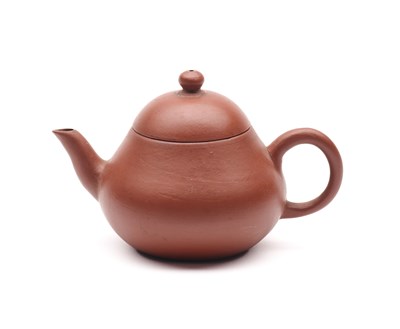 Lot 138 - A SMALL CHINESE YIXING TEAPOT AND COVER, JIAQING MARK AND PERIOD (1796-1820)