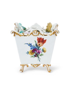 Lot 32 - A MEISSEN (MARCOLINI) PORCELAIN BOUGH POT AND COVER, CIRCA 1775
