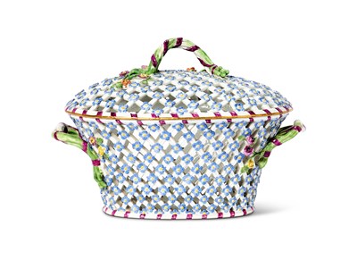 Lot 30 - A MEISSEN PORCELAIN PIERCED OVAL BASKET AND COVER, CIRCA 1765