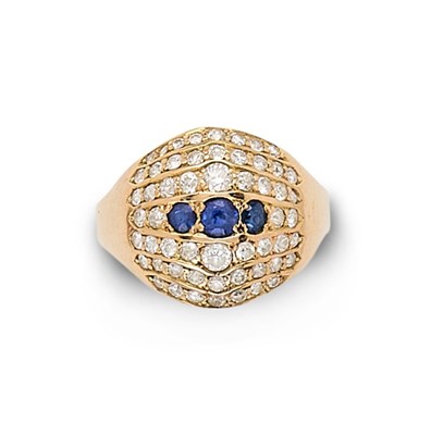 Lot 365 - SAPPHIRE AND DIAMOND RING