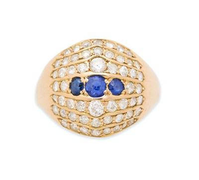 Lot 76 - SAPPHIRE AND DIAMOND RING