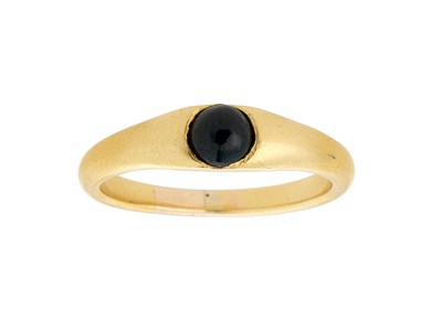 Lot 315 - A SAPPHIRE AND GOLD BAND RING, EUROPEAN, PROBABLY 15TH / 16TH CENTURY